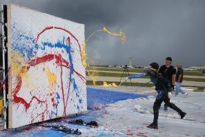 А что мешает краской швыряться? почему солнце такое неровное (в пупырышек и с пятнами) - все потому, что рисовать было неудобно!