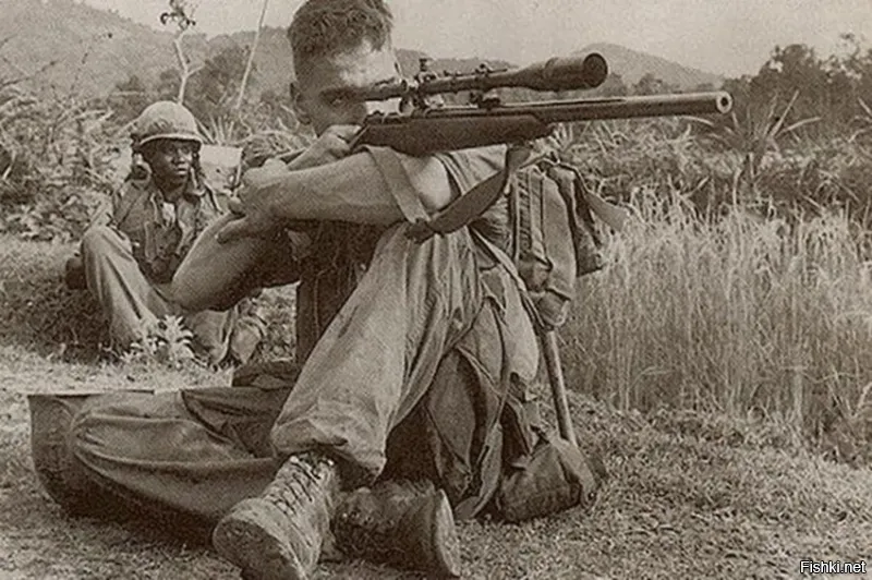Это Карлос Хэскок ( Carlos Norman Hathcock) самый результативный снайпер США во Вьетнаме. Вторая мировая была уже позади.