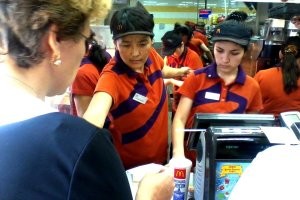 Судя по тому что в макдаке работают 80% мигрантов из Средней Азии, я думаю что волосы люди едят там каждый день.  :)))))