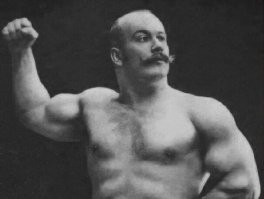 Рассуждения автора о "нефункциональных мышцах" или "сухопарых гиревиках" позабавили, просматривается полный набор обиженного на силовой спорт дилетанта.
Воины прошлого однозначно не были похожи на Арнольда или современных бодибилдеров, именно бодибилдеров. А вот на тяжелоатлетов или ребят из кроссфита - вполне. И конечно же, развитая мышечная масса у них была, таскать на себе броню и орудовать мечом, копьём и щитом на одних сухожилиях не получится, с законами физики не поспоришь.
Подкреплю свои слова изображением статуи Геракла, образ которого, возможно имел некоторое отношение к олицетворению воина, а также фотографию "сухопарого" гиревика Петра Крылова