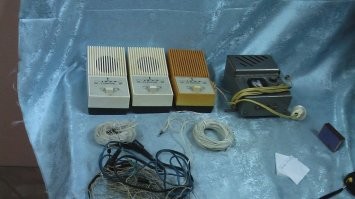 У меня батя вот такие хрени в квартире по навешал, маман звала есть через него, в те года очень круто казалось!