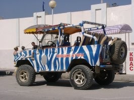 Вот на таких предлагают прокатиться в горы в Кабардинке. И хрен его знает, что лучше - кувыркаться в закрытом кузове или вылететь из него на первом же обороте. Я не рискнул испытать это удовольствие