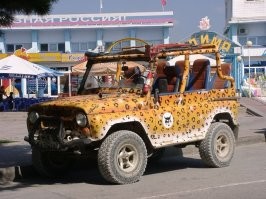 Вот на таких предлагают прокатиться в горы в Кабардинке. И хрен его знает, что лучше - кувыркаться в закрытом кузове или вылететь из него на первом же обороте. Я не рискнул испытать это удовольствие