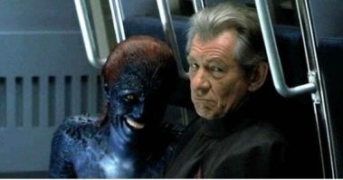 Это Рейван. Видишь, она рядом с Магнето стоит? 
Она кого хочешь могла сыграть. 
Например, заменяла заболевших/забухавших актёров.