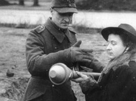 Битте дритте фрау мадам , я урок вам первый дам ...