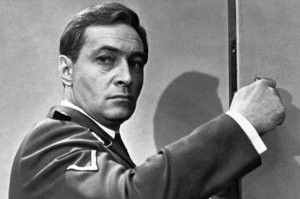 Физическая сила и выносливость не часто сочетаются. Посмотрите советские военные фильмы: герой не тот, кто силен, а тот, кто выдержан, умен и осторожен. Понятие силы - может быть абстрактно. Какие там мышцы? Главное - мозг.