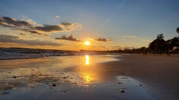 Мне больше всего Куба нравится. Был в нескольких странах Карибского бассейна, но Куба как-то с первого раза запала в душу. Теперь чаще всего туда ездим зимой.

А летом и дома распрекрасно!