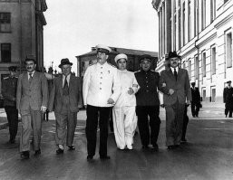 Второго слева жаль в свое время не расстреляли...кукурузник хренов.