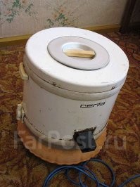 У нас еще центрифуга была для отжима белья после стирки! Та еще вещь!  Нам она досталась по наследству без нижней части, поэтому приходилось держать её руками, чтоб не убежала!:)