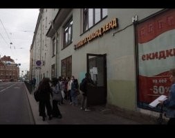 Приезжай к нам в Питер и ты увидишь, как россияне "не штурмуют" секонд - хенды. 
У нас в Питере почти все магазины секонд -хенд полны покупателями. 
А по выходным даже очереди на кассах стоят. 
Наверное народ от "хорошей" жизни покупает старую одежду и обувь?!