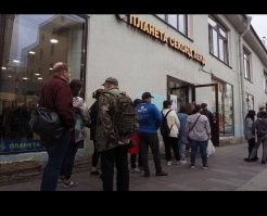 Приезжай к нам в Питер и ты увидишь, как россияне "не штурмуют" секонд - хенды. 
У нас в Питере почти все магазины секонд -хенд полны покупателями. 
А по выходным даже очереди на кассах стоят. 
Наверное народ от "хорошей" жизни покупает старую одежду и обувь?!