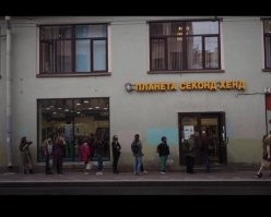 Приезжай к нам в Питер и ты увидишь, как россияне "не штурмуют" секонд - хенды. 
У нас в Питере почти все магазины секонд -хенд полны покупателями. 
А по выходным даже очереди на кассах стоят. 
Наверное народ от "хорошей" жизни покупает старую одежду и обувь?!
