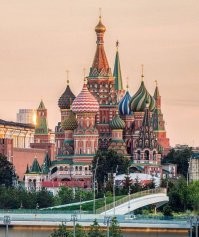 Наверняка в своё время были люди, ворчавшие:"Нафига такой удобный спуск к реке перегородили? Что, в Москве церквей мало?"