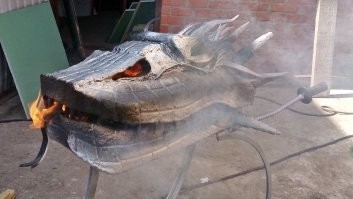 Серьёзно? Вот, выглядят не как железные коробки и работают безо всяких стартеров и прочего говна. Без дырок мангал у него, а х"ли ж не вообще запаянный еще и сверху? А заморачиваться, чтобы сварить простую коробку, которых у всех море, да еще и выкладывать это...