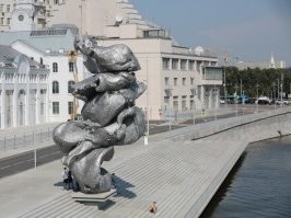 В Москве вообще кто-то кучу дерьма навалил под видом искусства.