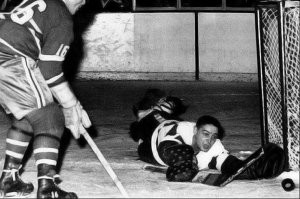 Дурным тоном (не по-мужски) в свое время считалось в хоккее носить защиту головы.
