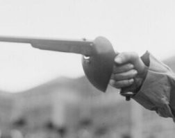 Пробую угадать смысл написанного: каким образом можно попасть между большим и указательным пальцем, если по правилам кисть должна быть прикрыта? Ну да, ну да, есть вопросики - чё за соревнования эти два журналисты устроили и по каким правилам. Тупые, не так ли?