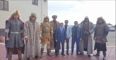 Пусть съездиют на алтой и посмотрят на прямых потомков орды.