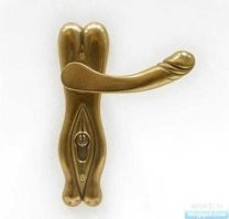 "Слегка жутковатая, но очень удобная дверная ручка"(c)