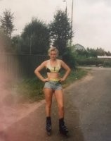 Далеко в такой местности на роликах не уехать. И где они там вообще нашли асфальт.