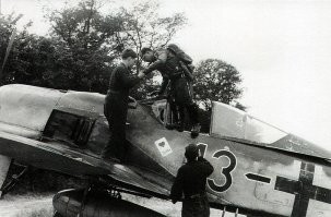 У лётчиков (в разных странах) ещё со времён первой мировой, был обычай рисовать карточную масть или карту туза на фюзеляже лучших по показателям лётчиков. Оттуда и слово ас, и рисовали эти масти немцы точно так же как и все остальные. И туз по немецки звучит точно так же, как и все европейских языках - как ас. Так что всё у них было.