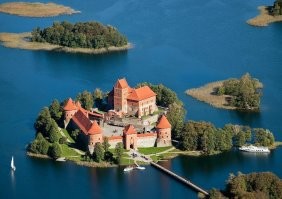 Замок в Тракай. Литва. 30 км от Вильнюса. Тракай интересен тем, что в городке проживают потомки караимов и потчуют туристов своими национальными блюдами: кибинай и кубэтэ