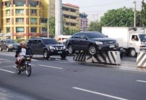 Такую фигню часто наблюдаю , у нас после съезда с автобана сильное сужение дороги и стоят эти блоки для того что бы на автобусную полосу не лезли , раз в 2 недели находится кто то кто залетает на них .