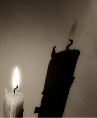 Пламя не отбрасывает тень только тогда, когда его яркость выше, чем яркость подсветки. Вроде бы, у Перельмана это тоже было.