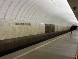 Это какое-то странное фото, возможно сделанное во время ремонта. Сейчас там точно ничего такого нет и выглядит станция примерно вот так: