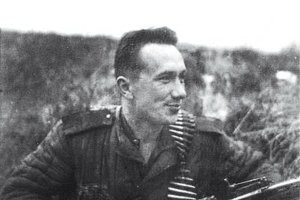 "Театральная труппа не знала о боевых наградах Смирнова до случая в 1955 году, когда на гастролях он повстречал отдыхающего маршала Г. К. Жукова и пригласил его на спектакль"