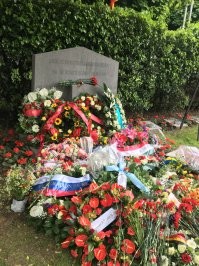 Это уже почти конец войны , когда американцы второй фронт открыли а так по дороге в Ипр даже по бану видны доты которые теперь фермера используют для скота , много чего интересного я просто раньше там рядом жил в 20 км от Ипра , прожил там 11 лет а теперь уже 11 лет живу в Брюсселе , откуда все это знаю ? да все просто мы с друзьями типа поисковики ( это по бумагам ) вот и бегаем нет нет с МД а оформляем это как соревнования что бы не докапывались . Еще один факт в округе Ипра кругом то американские то Английские то Французские военные захоронения а еще один самый странный факт что наши там тоже воевали и их имена увековечены на триумфальной арке в центре города . В Брюсселе тоже много не понятного , ветераны говорят что нам русские помогали , у моего дома самое старинное кладбище Брюсселя и там очень много воин похоронено и отдельно Советские солдаты , каждое 9 мая я приношу цветы .