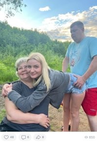 что то я не понял, это его дочь чтоли??