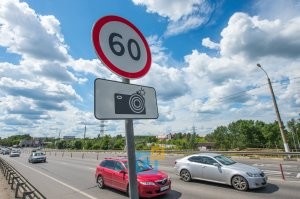 При скорости 60км\ч на мотоцикле тормозной путь = 20м. Это должны знать все кретины которые думают что они умеют на мотоцикле ездить))))