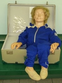 Таких на разных тренировках видел много. Называют: “rescue annie”. Но она не для детальных мед-тренировок. Сделан маникен из пластмасса и ваты, тащить легко. Сунуть в не-ординарную позицию тоже(компресированная кабина машины). Для обозначения условного пациента наиденого в “полевых условиях” этот маникен вещь!