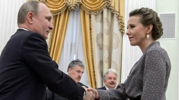 А почему ты не хочешь смотреть интервью с бывшим кандидатом в президенты? Ей даже Вовочка руку жал.
