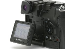 Я тоже ностальгирую по некоторым моделям.

Вот к примеру Olympus C-8080 Wide Zoom.
В далёком уже 2004 это был просто Шатл.