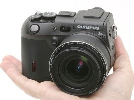Я тоже ностальгирую по некоторым моделям.

Вот к примеру Olympus C-8080 Wide Zoom.
В далёком уже 2004 это был просто Шатл.