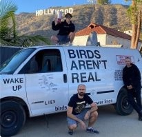 Бородатый - Майкл с научно-популярного канала Висус. Так что вся фотка просто прикол.