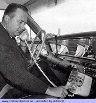 Bell запустил свою систему в 1946 году. К 1948 у системы было 5000 абонентов.
Система работала по протоколу Mobile Telephone Service (MTS) и для коммутации абонентов были задействованы операторы. В 1964 году на смену устаревшей MTS пришла Improved Mobile Telephone Service (IMTS), в ней уже удалось отказаться от услуг операторов и система стала автоматической. На фото к примеру аппарат Model TLD-1100 от Motorola выпускавшийся с 1964 года, уже под IMTS с дисковым номеронабирателем.