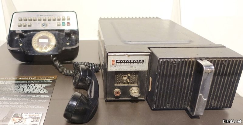 Bell запустил свою систему в 1946 году. К 1948 у системы было 5000 абонентов.
Система работала по протоколу Mobile Telephone Service (MTS) и для коммутации абонентов были задействованы операторы. В 1964 году на смену устаревшей MTS пришла Improved Mobile Telephone Service (IMTS), в ней уже удалось отказаться от услуг операторов и система стала автоматической. На фото к примеру аппарат Model TLD-1100 от Motorola выпускавшийся с 1964 года, уже под IMTS с дисковым номеронабирателем.