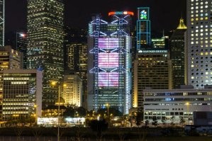 "Так, первый этаж тут заменил высокий открытый атриум с видом на залив Виктория..." Я, например, на этом фото хрен пойму где вообще этот банк. А уж про атриум, так и подавно.