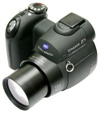 В 2004-м купил вот такое чудо. Она далеко вытягивала хоботок и снимала вполне прилично при свете, а вот в темноте пыталась поймать фокус и потому жмешь на кнопку, а оно только урчит и вращает хобот.