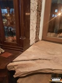 Так он сначала вровень, а потом выпирает и стыкуется со старой мебелью.