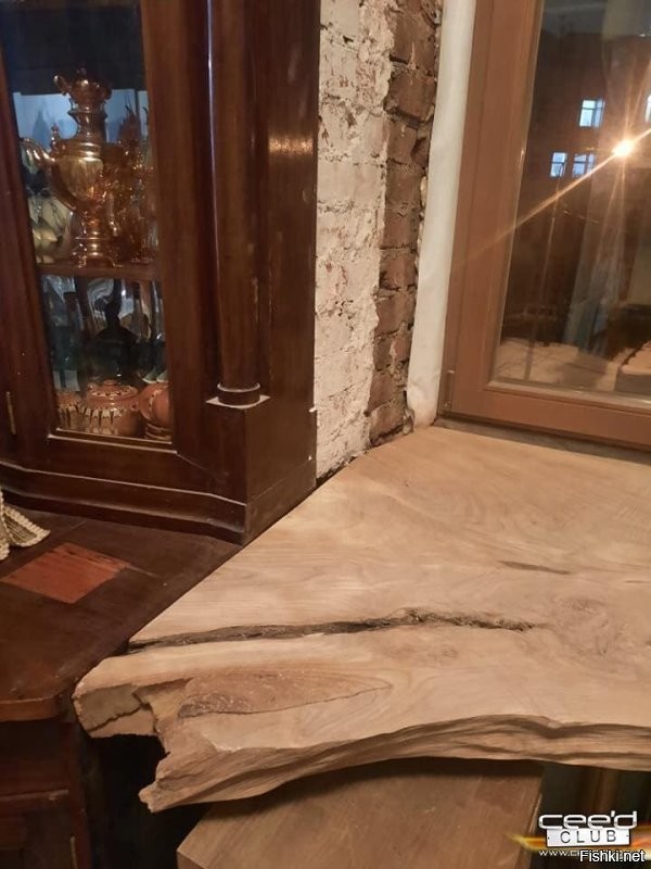 Так он сначала вровень, а потом выпирает и стыкуется со старой мебелью.