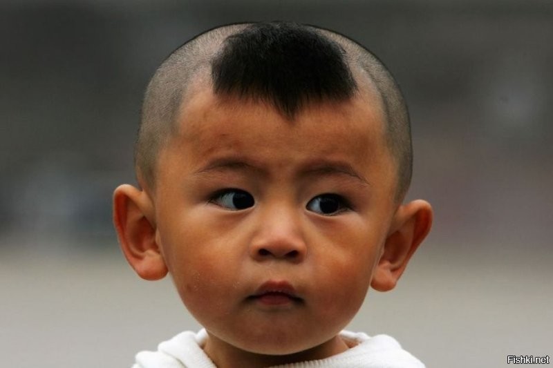 от азиатов-степняков думаю перешло. сам такой в детстве носил, считалось нельзя выбривать все волосы чтобы ум-разум с волосами не покинул голову.