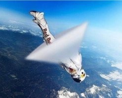 одного не пойму, нахрена было "юбку" фотошопить? эхфект прандтля-глоерта ни коем образом не имеет отношения к преодолению скорости звука, и требует высокой влажности. которой на подобной высоте нет.