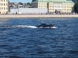 По поводу машины в воде..

Речная полиция остановила на Неве плавучий автомобиль. Кадры с места событий опубликовали в соцсети очевидцы, а Северо-Западная транспортная прокуратура уже организовала проверку.

«Скорее всего, он [автомобиль] переоборудован для движения по воде. Однако у специалистов Управления возникли вопросы относительно безопасности такого агрегата для окружающей среды»,   отмечают 29 июня в пресс-службе Росприроднадзора.

В ведомстве предположили, что машина могла быть задействована в рекламной кампании или участвовать в создании другого контента, но от ответственности это никого не освобождает. В свою очередь, в прокуратуре пообещали выяснить обстоятельства произошедшего и проверить регистрацию судна, при наличии оснований будут приняты меры.

В Управлении на транспорте МВД по СЗФО «Фонтанке» рассказали, что плавучую машину действительно остановили в районе Петроградской набережной, но для формальной проверки документов. С ними проблем не было.
