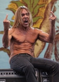Тут какой-то дед просил передать, что там мастеров чуть больше двух и в кадре, и за кадром