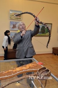 Брехня, ничего она не сделала.)

А вот мужик сделал лук из средневековья.