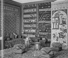 "А как вообще появился этот тренд – вешать ковры на стену, а не стелить на пол, где этому изделию самое место?" 

Почему либеральный антисоветский пропагандон такой тупой? 

Неужели изначально нельзя хотя бы узнать, что восточный ковер изначально предназначен не только для пола, но и стен.